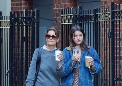 Katie Holmes nói về phong cách thời trang của con gái Suri