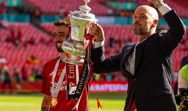 Erik Ten Hag (phải) sẽ tiếp tục làm huấn luyện viên Manchester United, mặc dù có những báo cáo gần đây cho thấy tương lai của ông không chắc chắn. Ảnh: Tân Hoa Xã