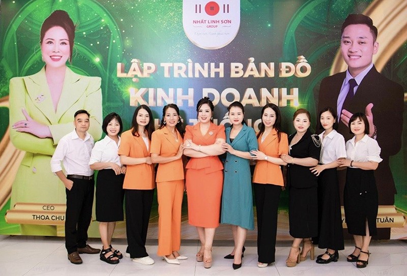 CEO Thoa Chu và các thành viên hệ thống Nhất Linh Sơn.
