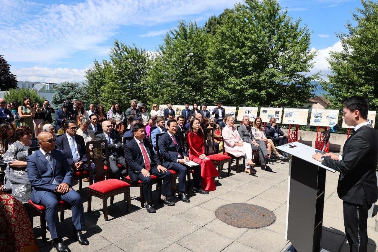 Các vị khách mời tại Triển lãm ảnh về Hiệp định Geneva 1954 tại Thụy Sỹ. (Nguồn: TTXVN)