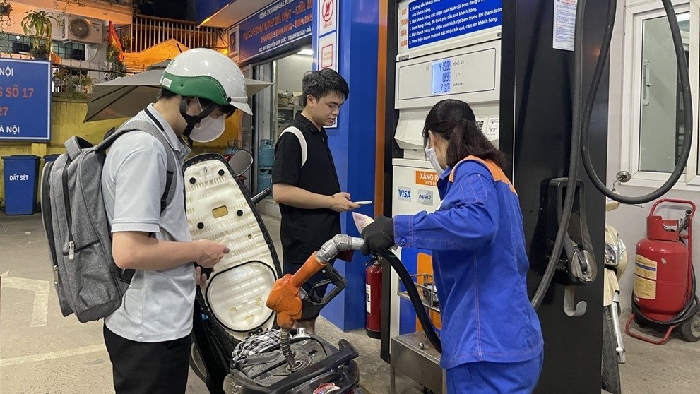 gia xang dau hom nay 136 cang thang trung dong duy tri gia dau lap hatrick trong nuoc chieu nay se quay dau tang