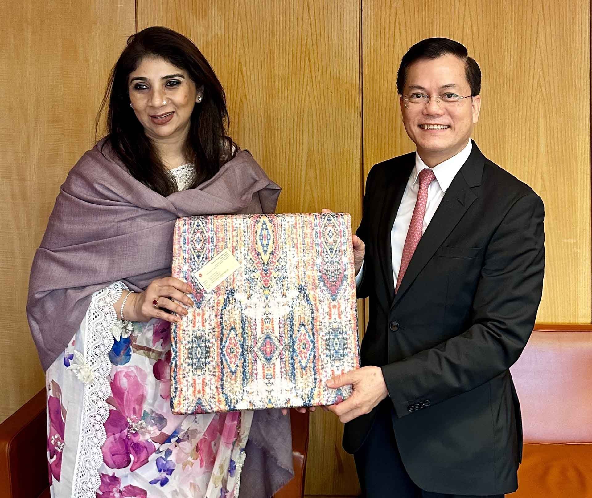 Việt Nam tăng cường hợp tác song phương với UNESCO và các quốc gia thành viên Việt Nam tăng cường hợp tác song phương với UNESCO và các quốc gia thành viên