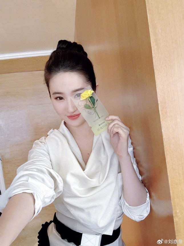 Lưu Diệc Phi gây sốt bởi nhan sắc và phong cách ấn tượng Lưu Diệc Phi gây sốt bởi nhan sắc và phong cách ấn tượng