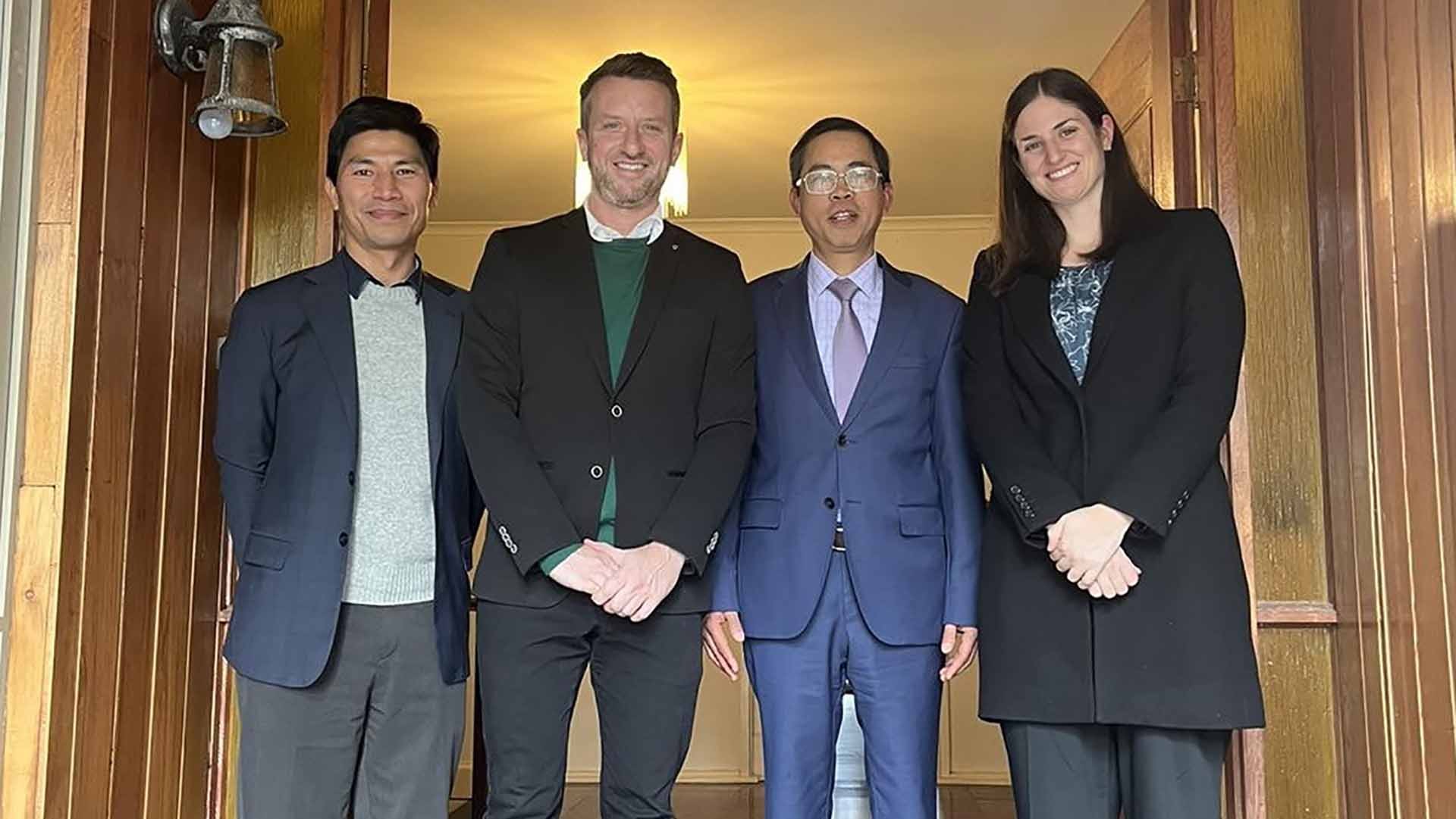 Đại sứ Phạm Hùng Tâm và ông Layton Pike cuàng các đại biểu.