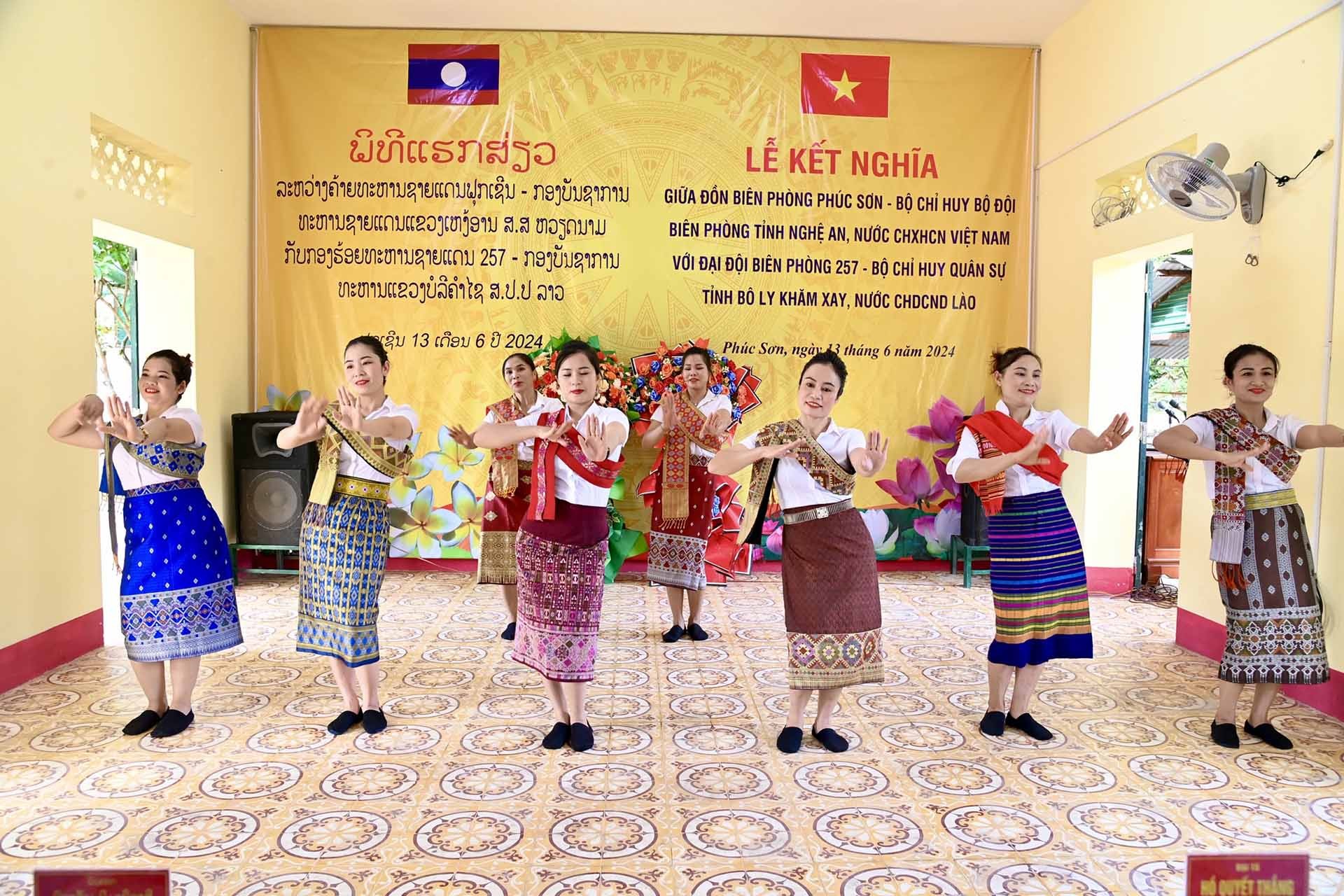 Tiết mục văn nghệ chào mừng. (Ảnh: Lê Thạch) Tiết mục văn nghệ chào mừng. (Ảnh: Lê Thạch)