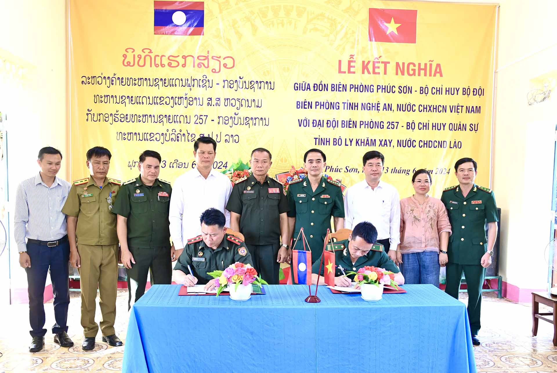 Đại diện 2 đơn vị ký văn bản kết nghĩa. (Ảnh: Lê Thạch) Đại diện 2 đơn vị ký văn bản kết nghĩa. (Ảnh: Lê Thạch)