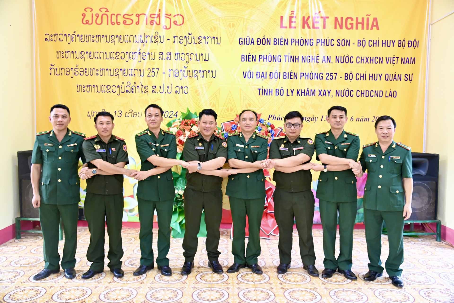 Các đại biểu dự lễ kết nghĩa chụp ảnh lưu niệm. (Ảnh: Lê Thạch) Các đại biểu dự lễ kết nghĩa chụp ảnh lưu niệm. (Ảnh: Lê Thạch)