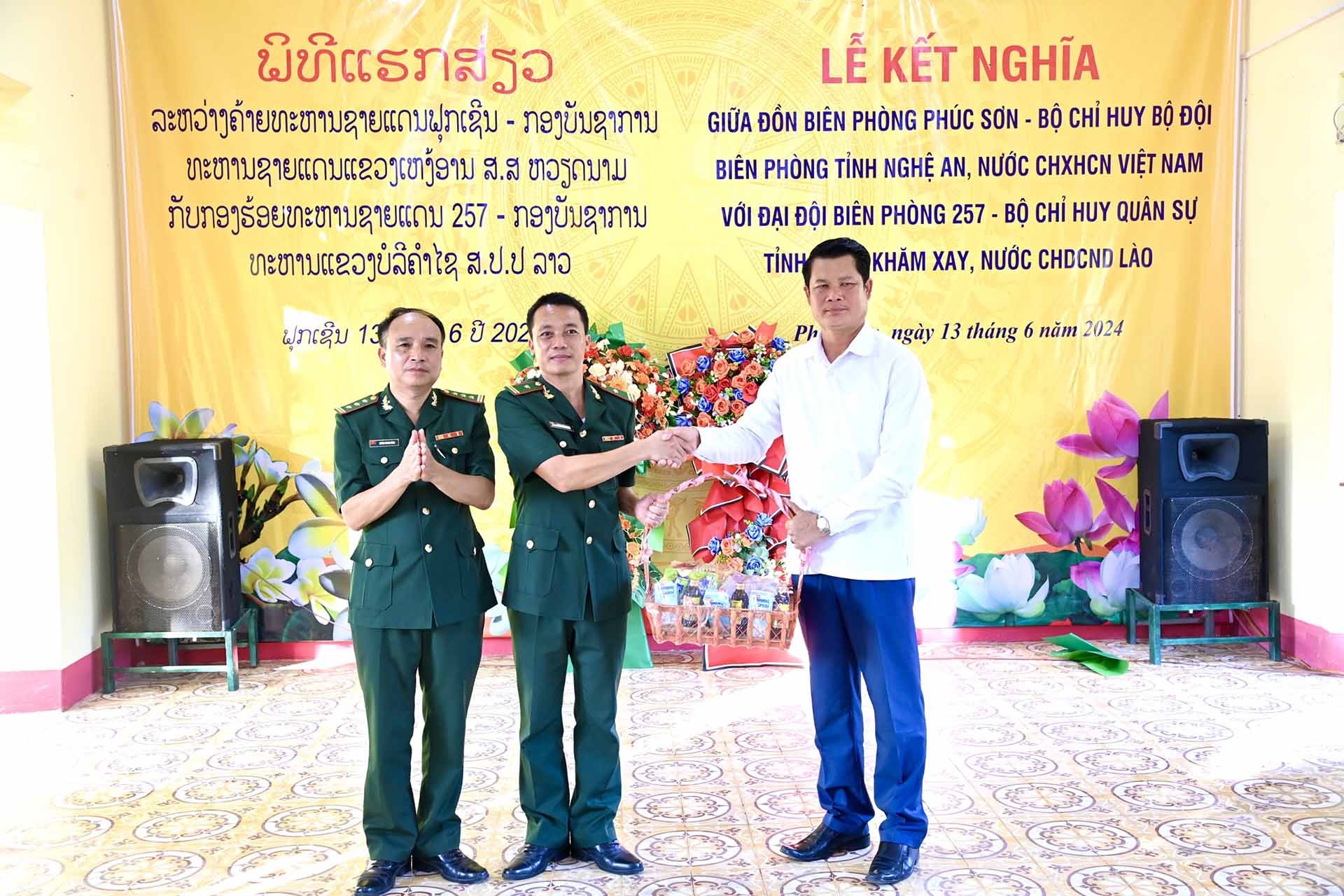 Lãnh đạo huyện Xaichamphon, tỉnh Bolikhamsai, Lào tặng quà lưu niệm cho Đồn Biên phòng Phúc Sơn, Bộ đội Biên phòng Nghệ An, Việt Nam. (Ảnh: Lê Thạch) Lãnh đạo huyện Xaichamphon, tỉnh Bolikhamsai, Lào tặng quà lưu niệm cho Đồn Biên phòng Phúc Sơn, Bộ đội Biên phòng Nghệ An, Việt Nam. (Ảnh: Lê Thạch)