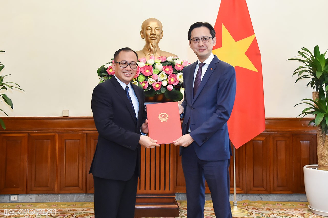 Thứ trưởng Ngoại giao Đỗ Hùng Việt trao quyết định bổ nhiệm ông Đỗ Thanh Hải, hoàn thành Tập sự Phó Viện trưởng, Viện Biển Đông, Học viện Ngoại giao, giữ chức Phó Viện trưởng, Viện Biển Đông, Học viện Ngoại giao.