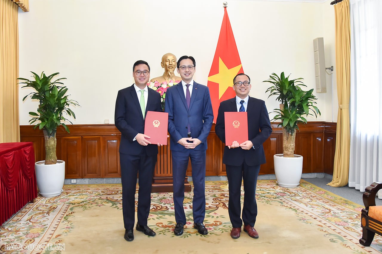 Bộ Ngoại giao trao quyết định bổ nhiệm Phó Chánh Văn phòng Bộ và Phó Viện trưởng, Viện Biển Đông