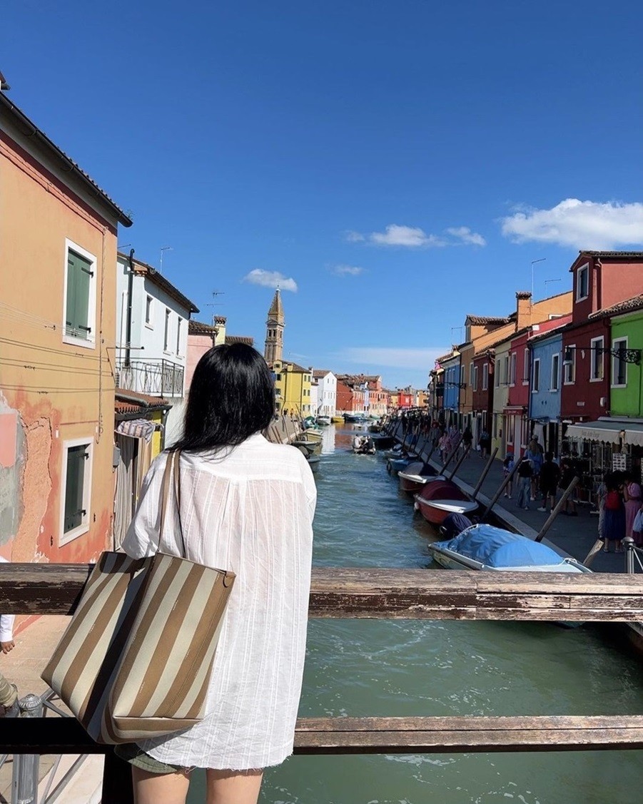 Nữ diễn viên được khen vì gu thời trang tối giản, trẻ trung. Nữ diễn viên được khen vì gu thời trang tối giản, trẻ trung.