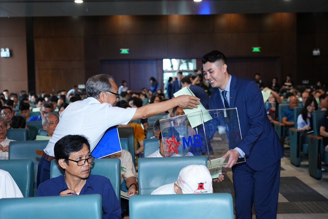 Các cổ đông bỏ phiếu bầu HĐQT và Ban kiểm soát nhiệm kỳ 2024-2029