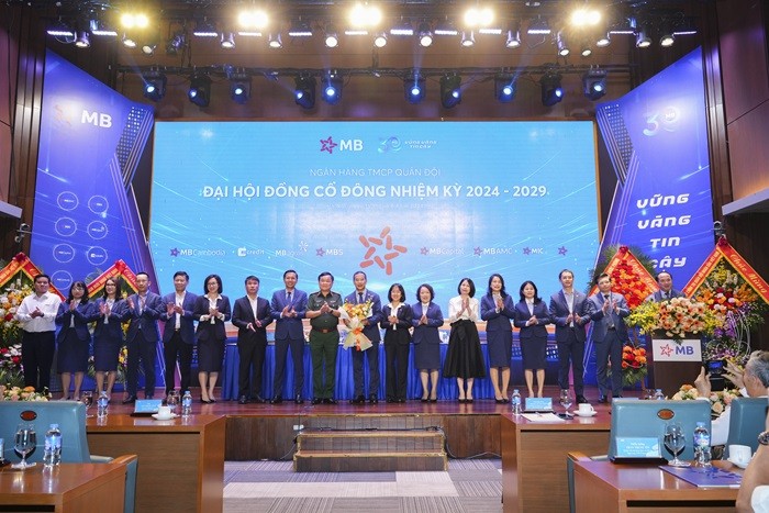 Các đại biểu chụp ảnh lưu niệm tại Đại hội đồng cổ đông của MB.