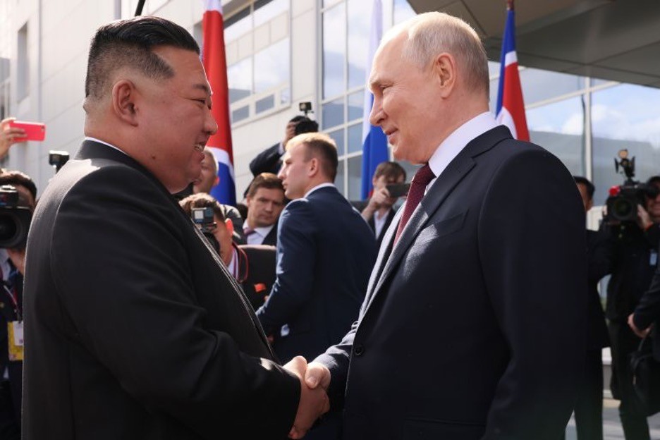 Tổng thống Nga Vladimir Putin và nhà lãnh đạo Triều Tiên Kim Jong Un trong cuộc gặp vào tháng 9 năm ngoái tại Sân bay vũ trụ Vostochny của Nga [Mikhail Metzel, Sputnik, Kremlin Pool Photo via AP)
