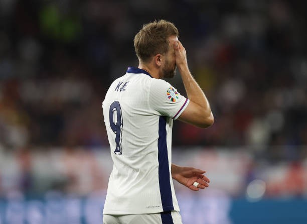 Tiền đạo Harry Kane đi vào lịch sử trong ngày chạm mốc tệ hiếm thấy