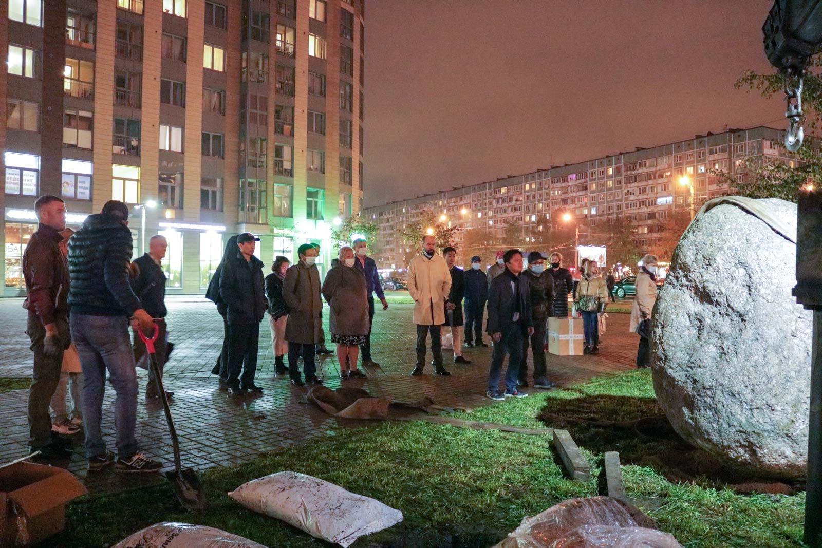 Phiến đá được cẩu vào vị trí dự kiến dựng tượng Bác Hồ.