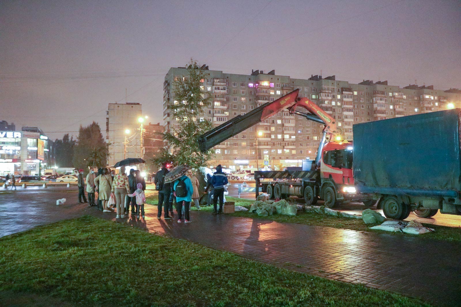 Hình ảnh cẩu phiến đá vào vị trí dự kiến dựng tượng Bác Hồ.