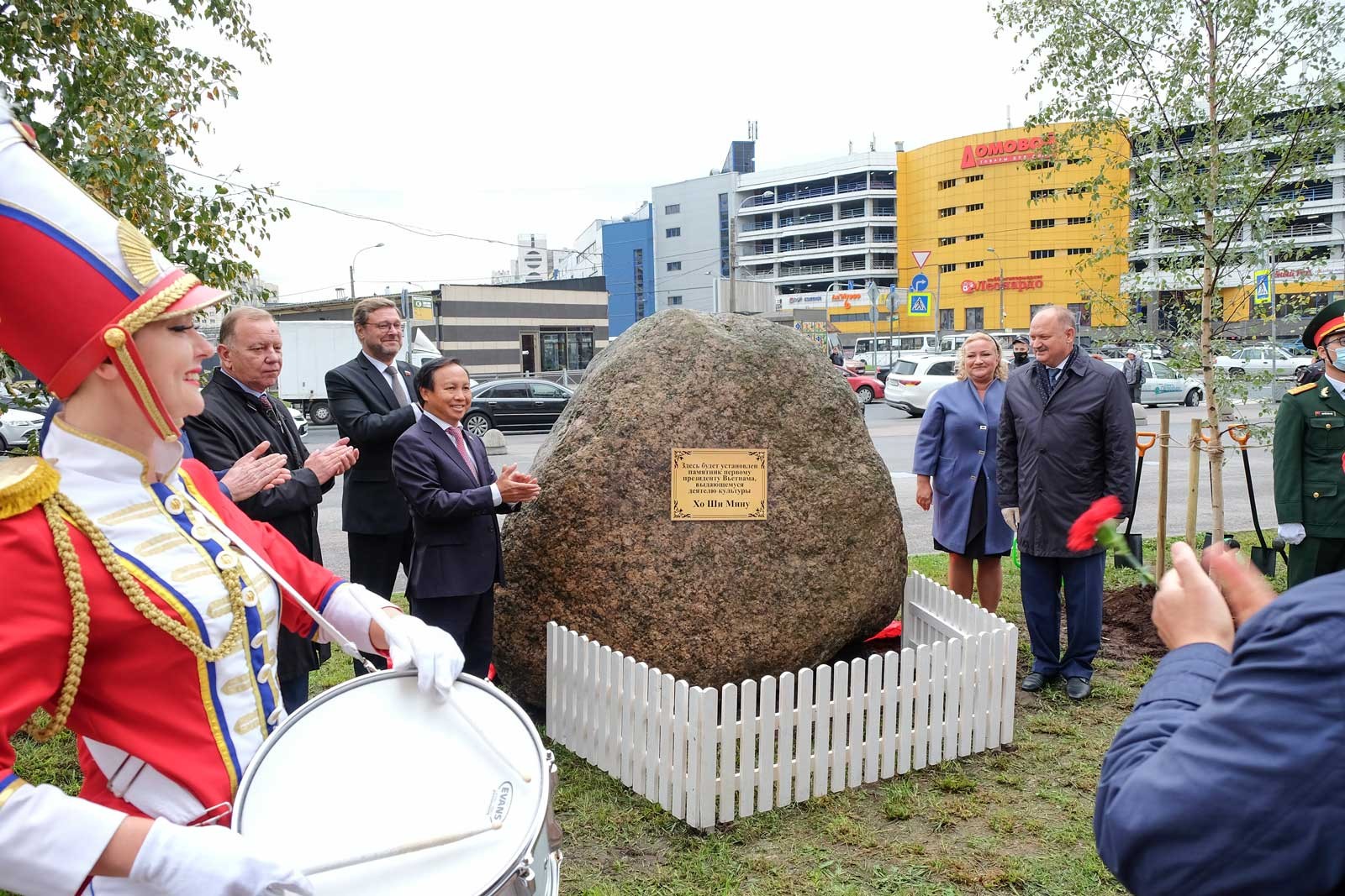 Đại sứ Ngô Đức Mạnh và bà Arina Aleksandrovna tại Lễ đặt phiến đá.