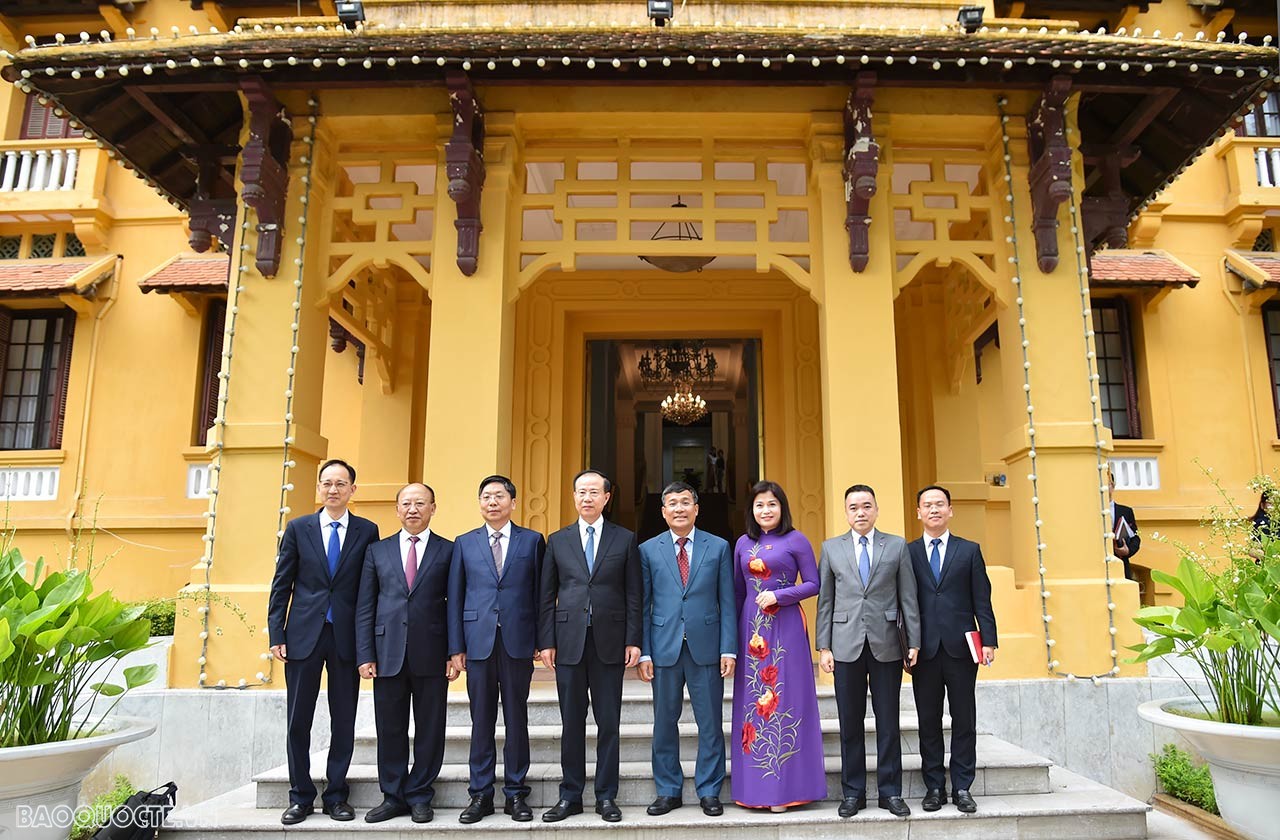 Thứ trưởng Thường trực Bộ Ngoại giao Nguyễn Minh Vũ tiếp Phó Chủ nhiệm Ủy ban Đối ngoại Nhân đại toàn quốc Trung Quốc