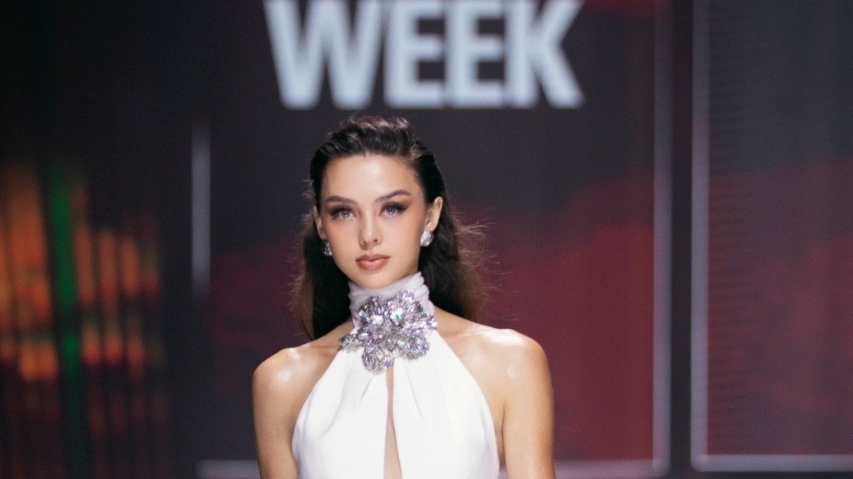 Vợ siêu mẫu của thủ môn Bùi Tiến Dũng đắt show catwalk Tuần lễ thời trang quốc tế Việt Nam