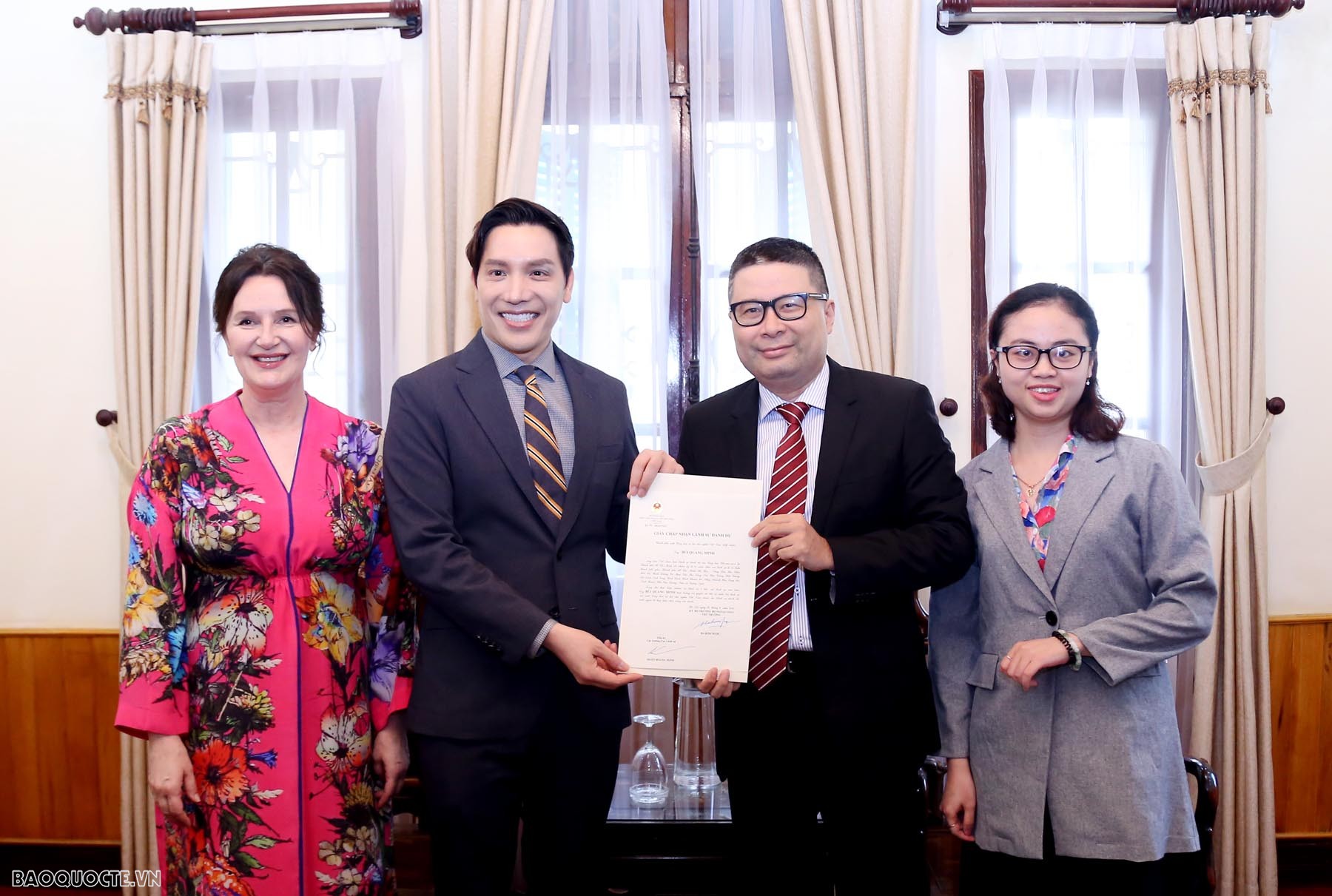 Bộ Ngoại giao trao Giấy Chấp nhận lãnh sự danh dự của Cộng hòa Slovenia tại Thành phố Hồ Chí Minh. Cục trưởng Cục lãnh sự trao giấy chấp thuận Lãnh sự