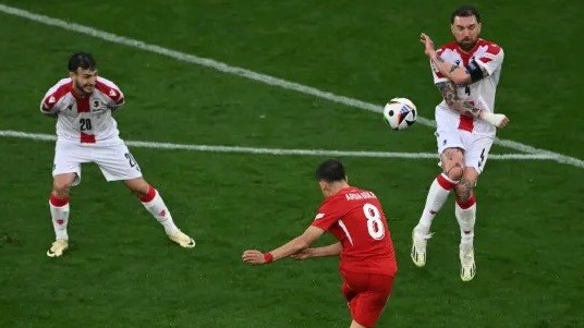 tai nang 19 tuoi arda guler lap sieu pham vao luoi georgia