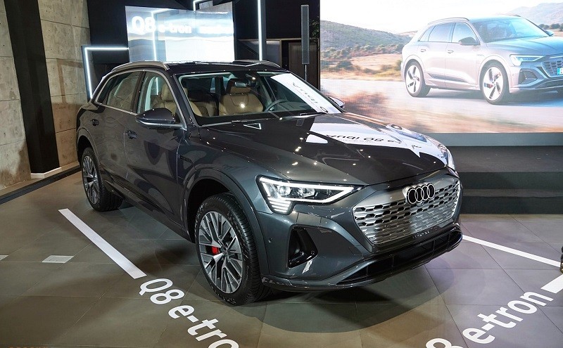 Audi Q8 e-tron chính thức ra mắt khách hàng Việt, giá khởi điểm 3,8 tỷ đồng Audi Q8 e-tron chính thức ra mắt khách hàng Việt, giá khởi điểm 3,8 tỷ đồng