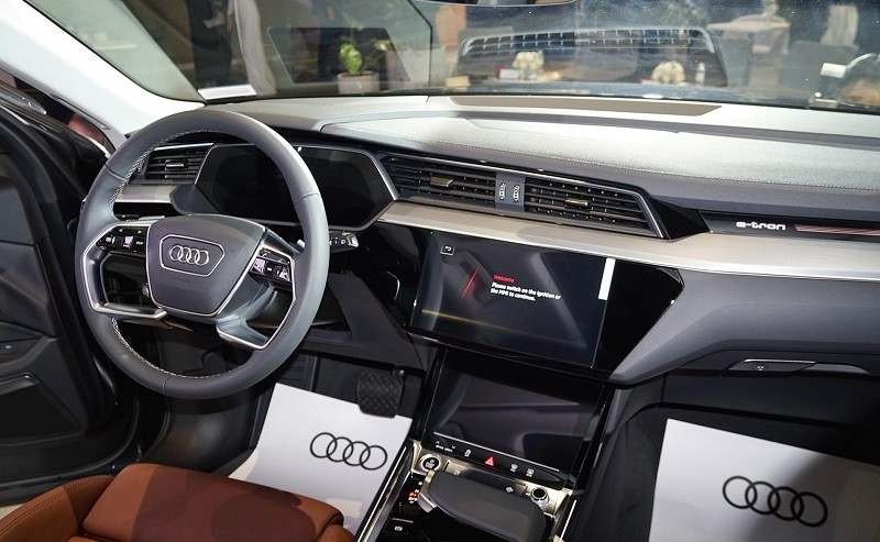 Audi Q8 e-tron chính thức ra mắt khách hàng Việt, giá khởi điểm 3,8 tỷ đồng Audi Q8 e-tron chính thức ra mắt khách hàng Việt, giá khởi điểm 3,8 tỷ đồng