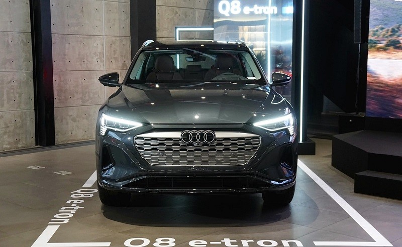 Audi Q8 e-tron chính thức ra mắt khách hàng Việt, giá khởi điểm 3,8 tỷ đồng Audi Q8 e-tron chính thức ra mắt khách hàng Việt, giá khởi điểm 3,8 tỷ đồng