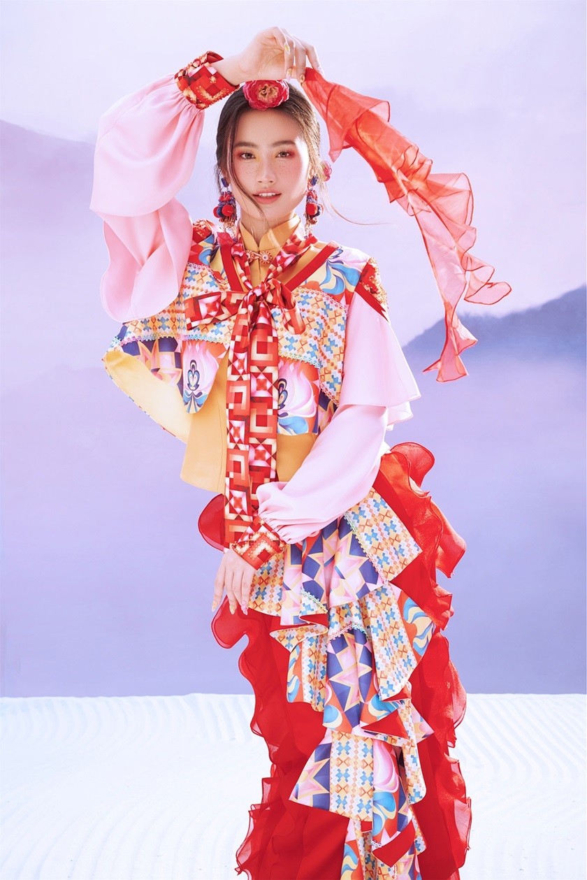 Hoa hậu Ý Nhi và hai Á hậu làm mẫu, giới thiệu bộ sưu tập đậm nét văn hóa vùng cao Tây Bắc