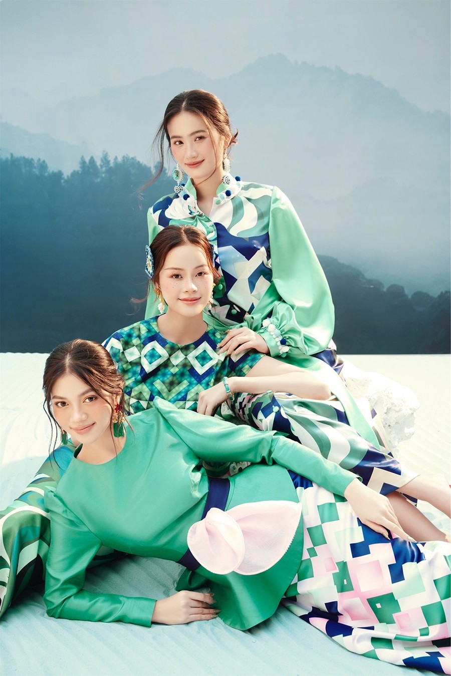 Bộ ảnh Hoa hậu Ý Nhi và hai Á hậu bộ sưu tập mang đậm nét văn hóa vùng cao