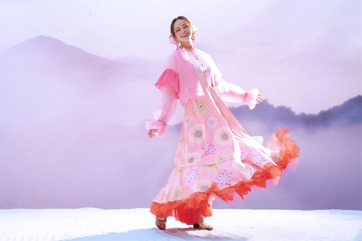 Bộ ảnh Hoa hậu Ý Nhi và hai Á hậu bộ sưu tập mang đậm nét văn hóa vùng cao