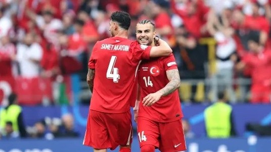 trung ve tuyen tho nhi ky samet akaydin mac loi trang phuc hai huoc kho do