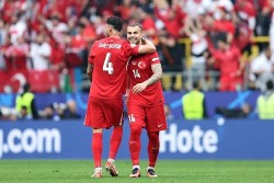 Trung vệ tuyển Thổ Nhĩ Kỳ Samet Akaydin mắc lỗi trang phục hài hước khó đỡ