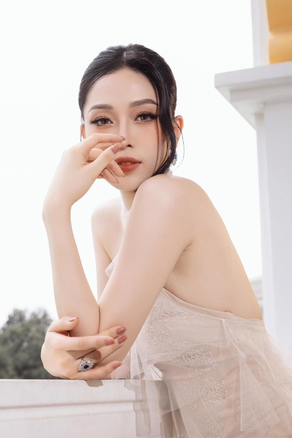 Á hậu Phương Nga