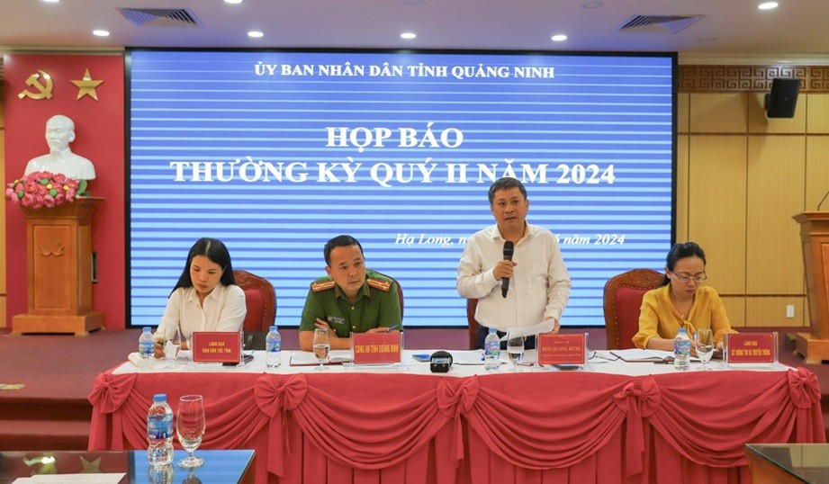 gô Quang Hưng, Chánh Văn phòng UBND tỉnh, phát biểu tại họp báo. gô Quang Hưng, Chánh Văn phòng UBND tỉnh, phát biểu tại họp báo.