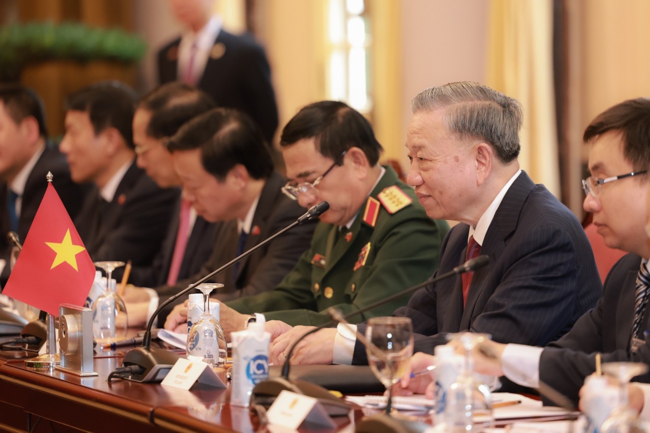 Đại bác rền vang chào đón Tổng thống Nga Vladimir Putin thăm cấp Nhà nước tới Việt Nam Đại bác rền vang chào đón Tổng thống Nga Vladimir Putin thăm cấp Nhà nước tới Việt Nam