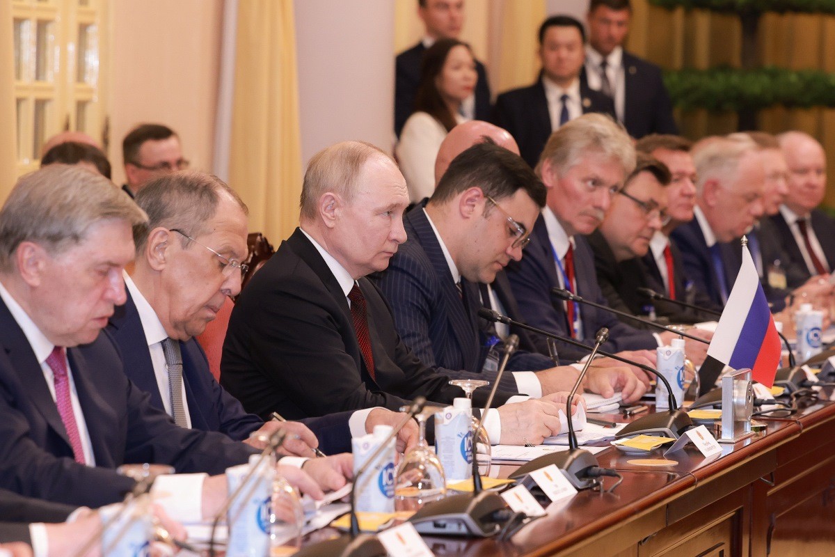 Đại bác rền vang chào đón Tổng thống Nga Vladimir Putin thăm cấp Nhà nước tới Việt Nam Đại bác rền vang chào đón Tổng thống Nga Vladimir Putin thăm cấp Nhà nước tới Việt Nam