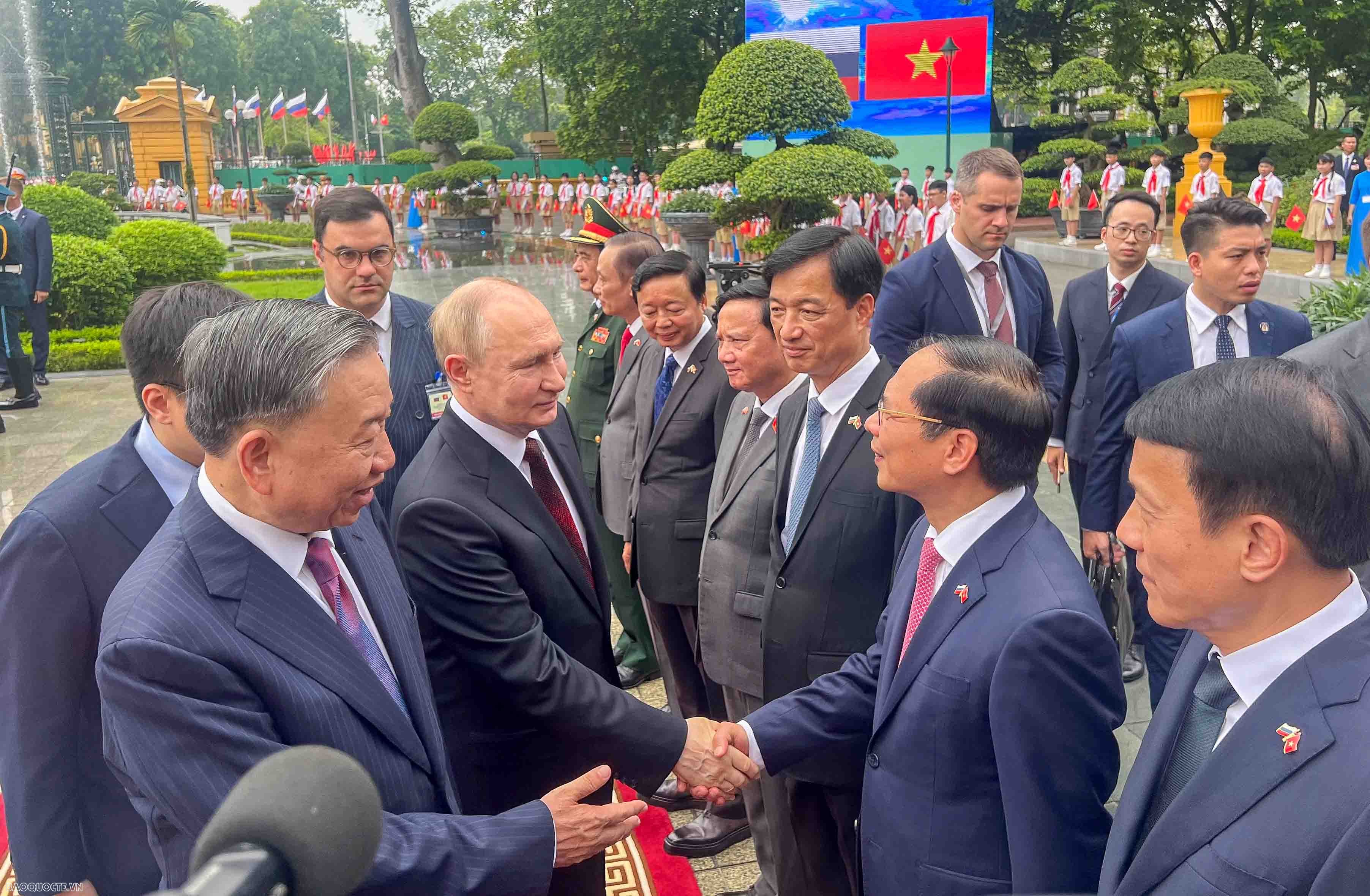 Đại bác rền vang chào đón Tổng thống Nga Vladimir Putin thăm cấp Nhà nước tới Việt Nam Đại bác rền vang chào đón Tổng thống Nga Vladimir Putin thăm cấp Nhà nước tới Việt Nam