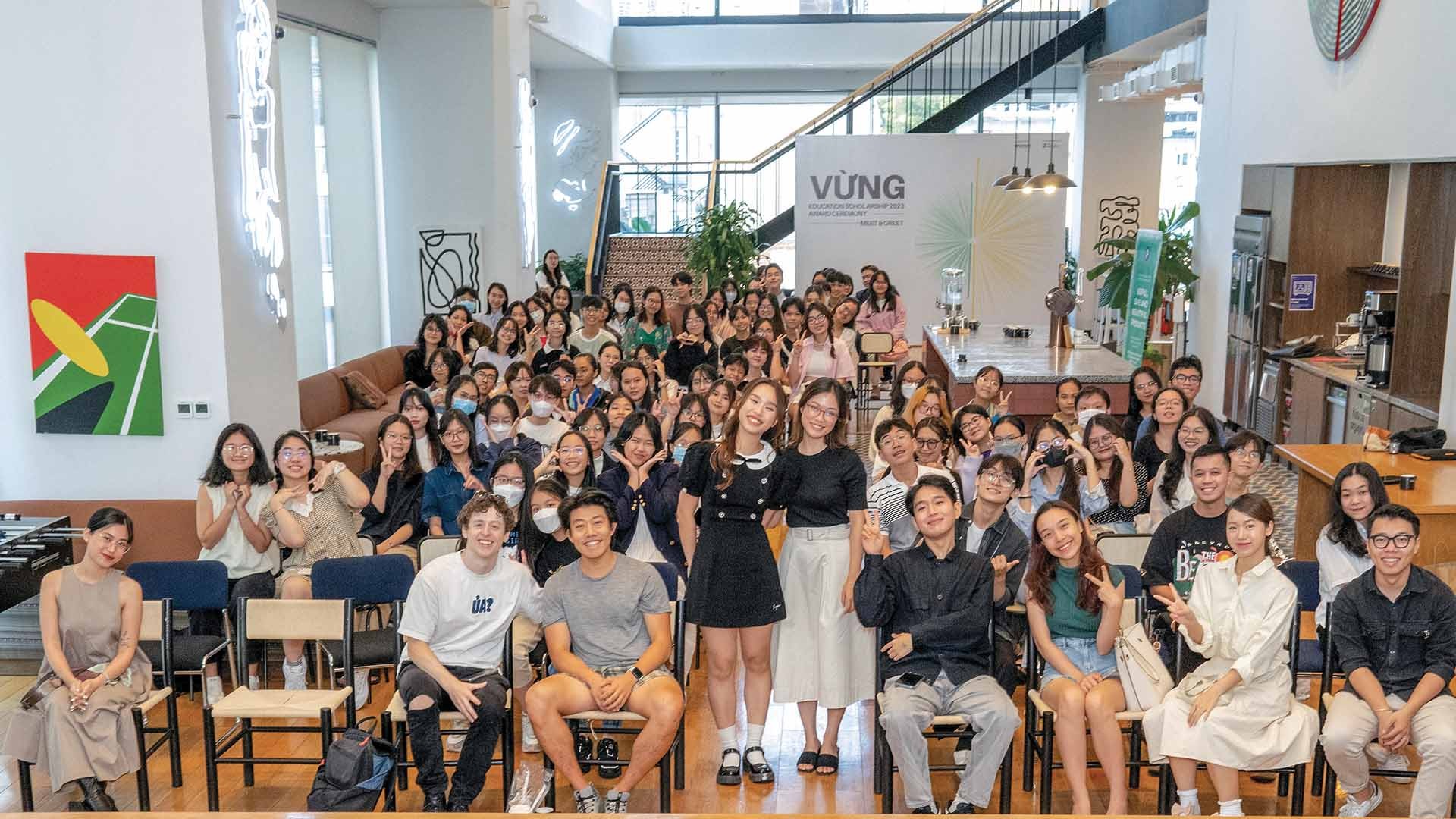 Lê Nam Thuận An cùng team của Chương trình Học bổng giáo dục Vừng. (Ảnh: NCVV)