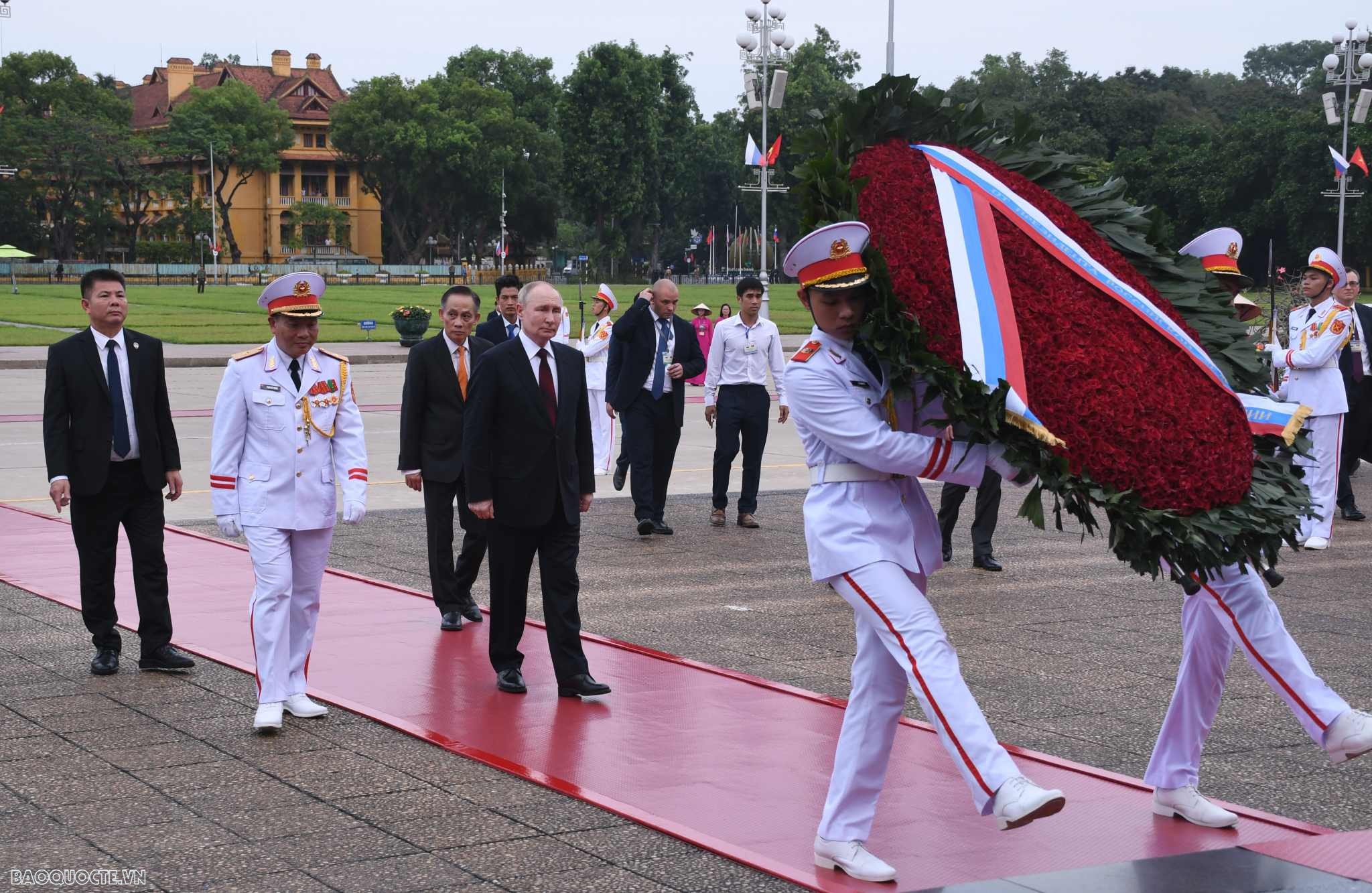 Tổng thống Nga Vladimir Putin vào Lăng viếng Chủ tịch Hồ Chí Minh Tổng thống Nga Vladimir Putin vào Lăng viếng Chủ tịch Hồ Chí Minh