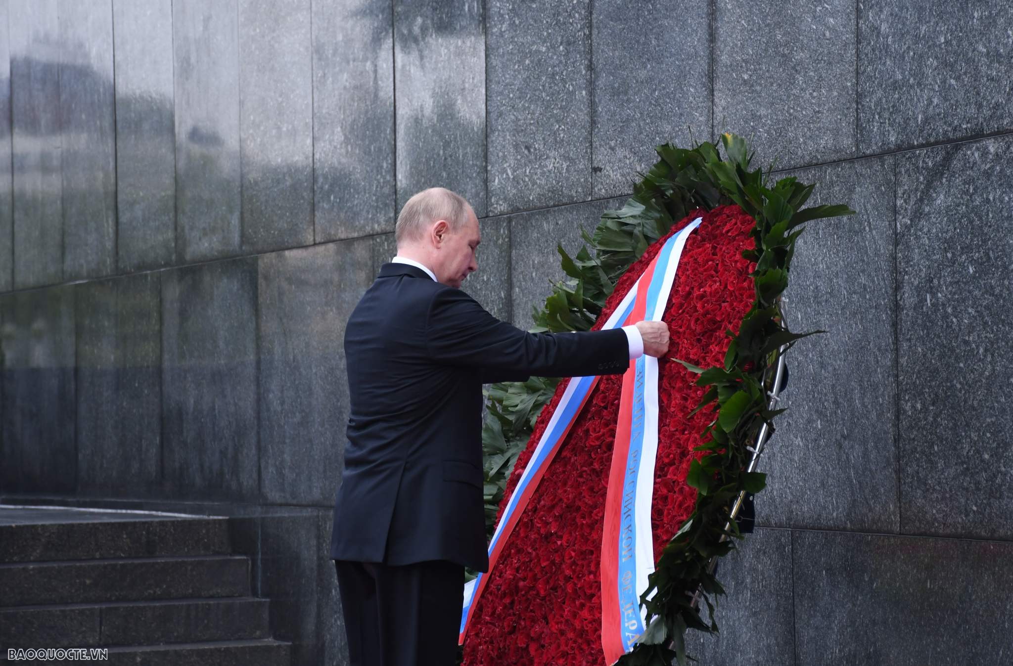 Tổng thống Nga Vladimir Putin vào Lăng viếng Chủ tịch Hồ Chí Minh Tổng thống Nga Vladimir Putin vào Lăng viếng Chủ tịch Hồ Chí Minh