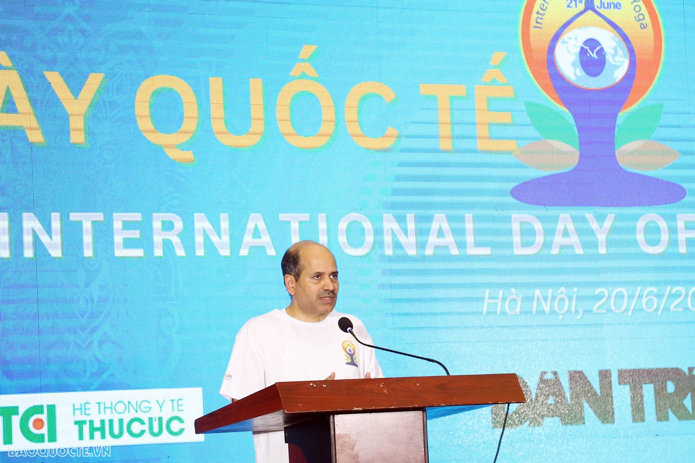 Hàng trăm người tham dự Ngày quốc tế Yoga lần thứ 10