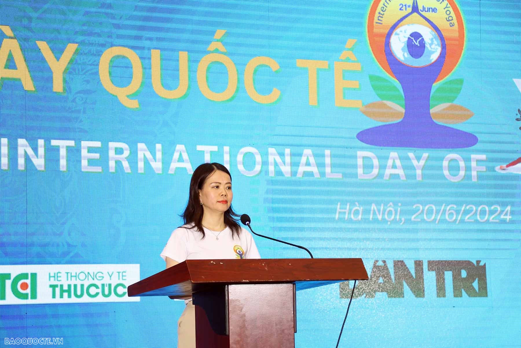 Hàng trăm người tham dự Ngày quốc tế Yoga lần thứ 10