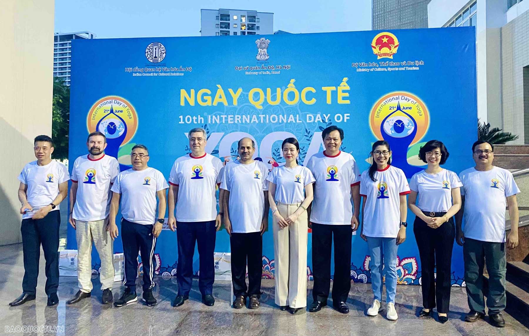 Hàng trăm người tham dự Ngày quốc tế Yoga lần thứ 10