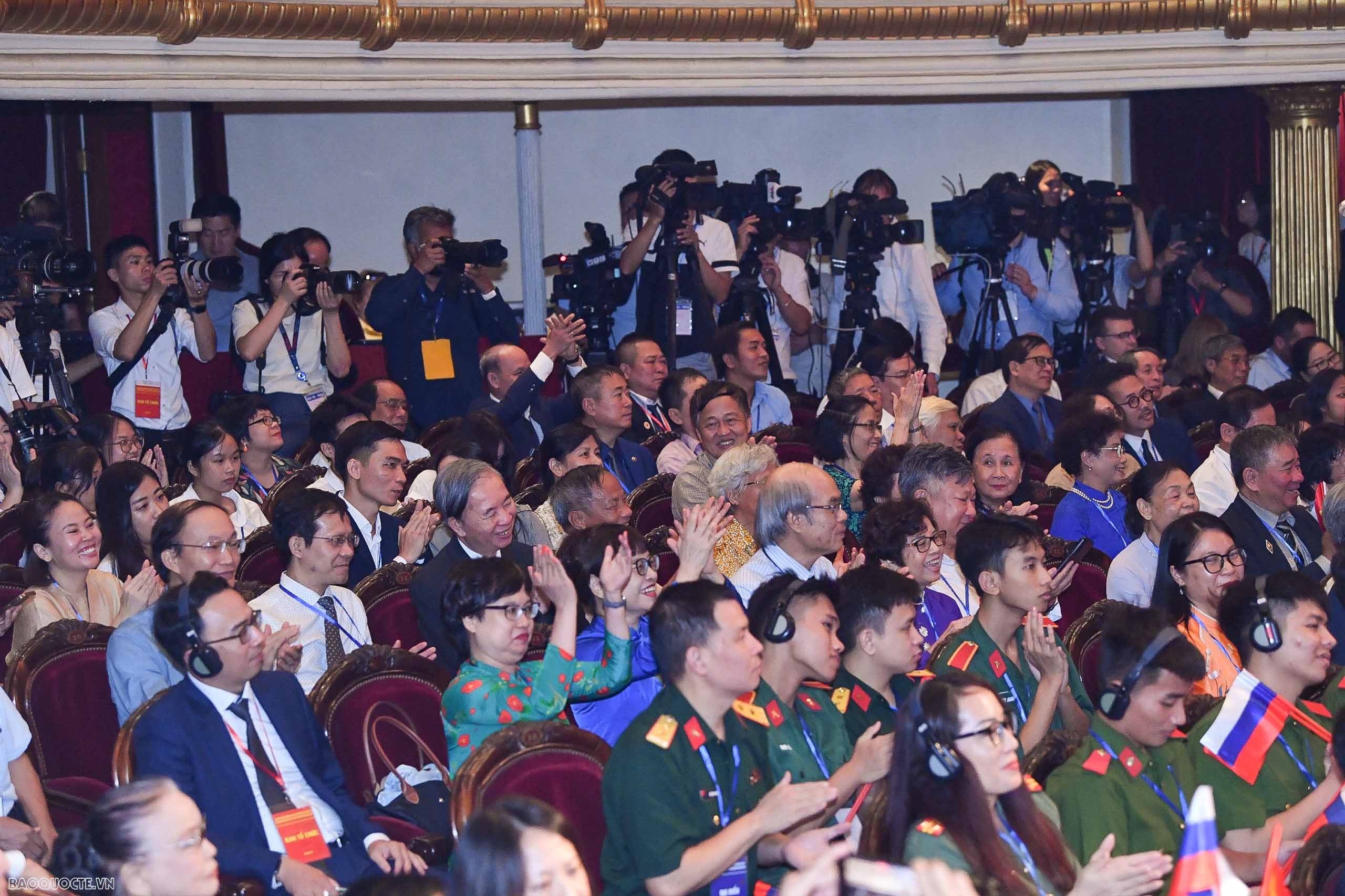 Tổng thống Putin xúc động khi nhận được tình cảm của những người bạn chí tình của nước Nga Tổng thống Putin xúc động khi nhận được tình cảm của những người bạn chí tình của nước Nga