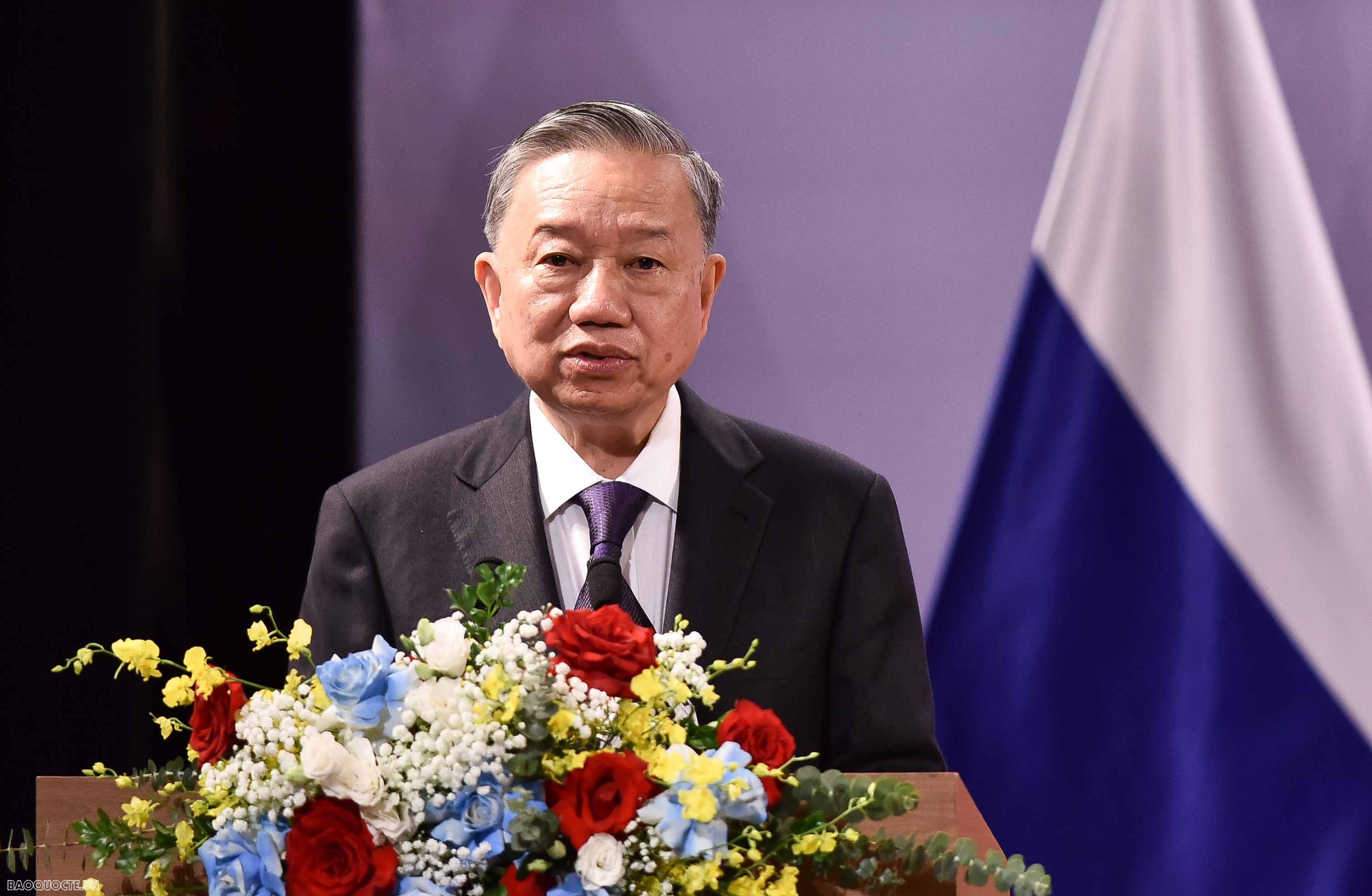 Chủ tịch nước Tô Lâm và Tổng thống Vladimir Putin gặp mặt các thế hệ cựu sinh viên Việt Nam từng du học tại Nga Chủ tịch nước Tô Lâm và Tổng thống Vladimir Putin gặp mặt các thế hệ cựu sinh viên Việt Nam từng du học tại Nga