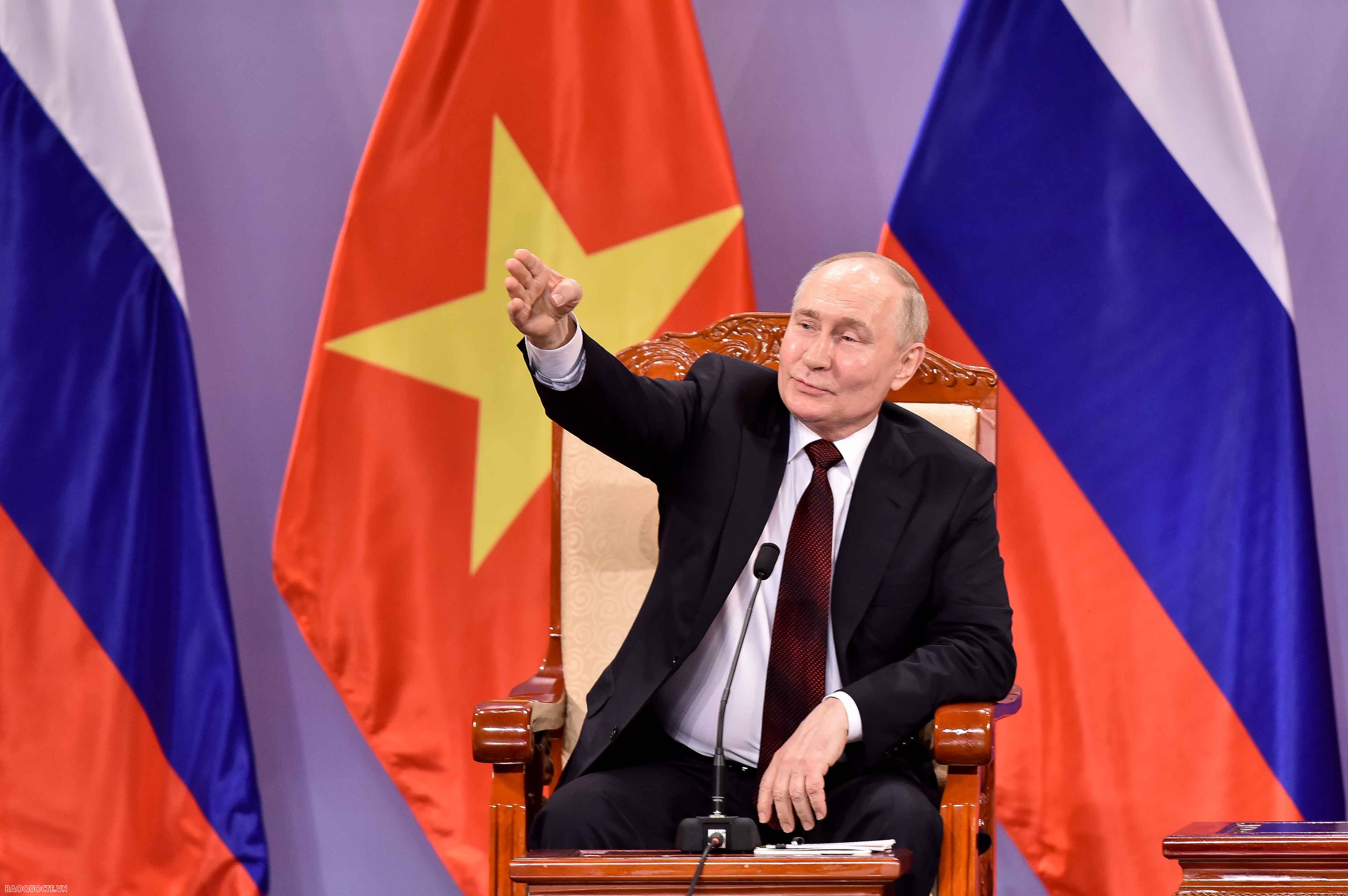 Chủ tịch nước Tô Lâm và Tổng thống Vladimir Putin gặp mặt các thế hệ cựu sinh viên Việt Nam từng du học tại Nga Chủ tịch nước Tô Lâm và Tổng thống Vladimir Putin gặp mặt các thế hệ cựu sinh viên Việt Nam từng du học tại Nga