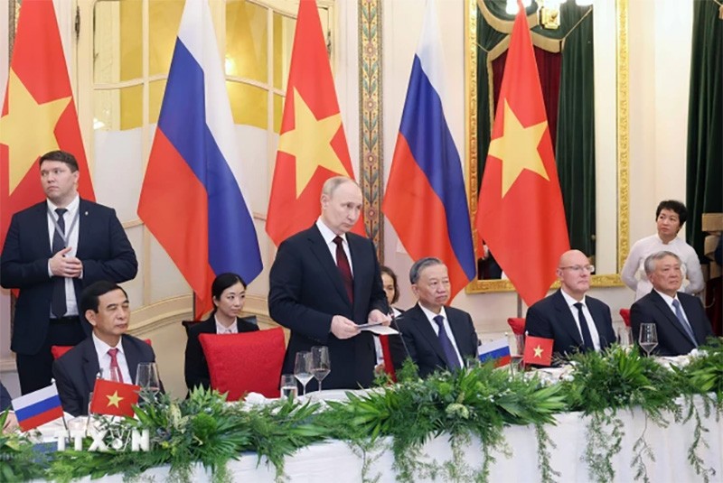 Chủ tịch nước Tô Lâm chủ trì chiêu đãi trọng thể Tổng thống Nga Vladimir Putin Chủ tịch nước Tô Lâm chủ trì chiêu đãi trọng thể Tổng thống Nga Vladimir Putin