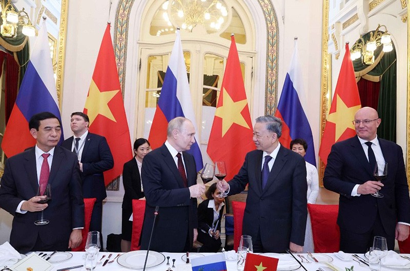 Chủ tịch nước Tô Lâm chủ trì chiêu đãi trọng thể Tổng thống Nga Vladimir Putin Chủ tịch nước Tô Lâm chủ trì chiêu đãi trọng thể Tổng thống Nga Vladimir Putin